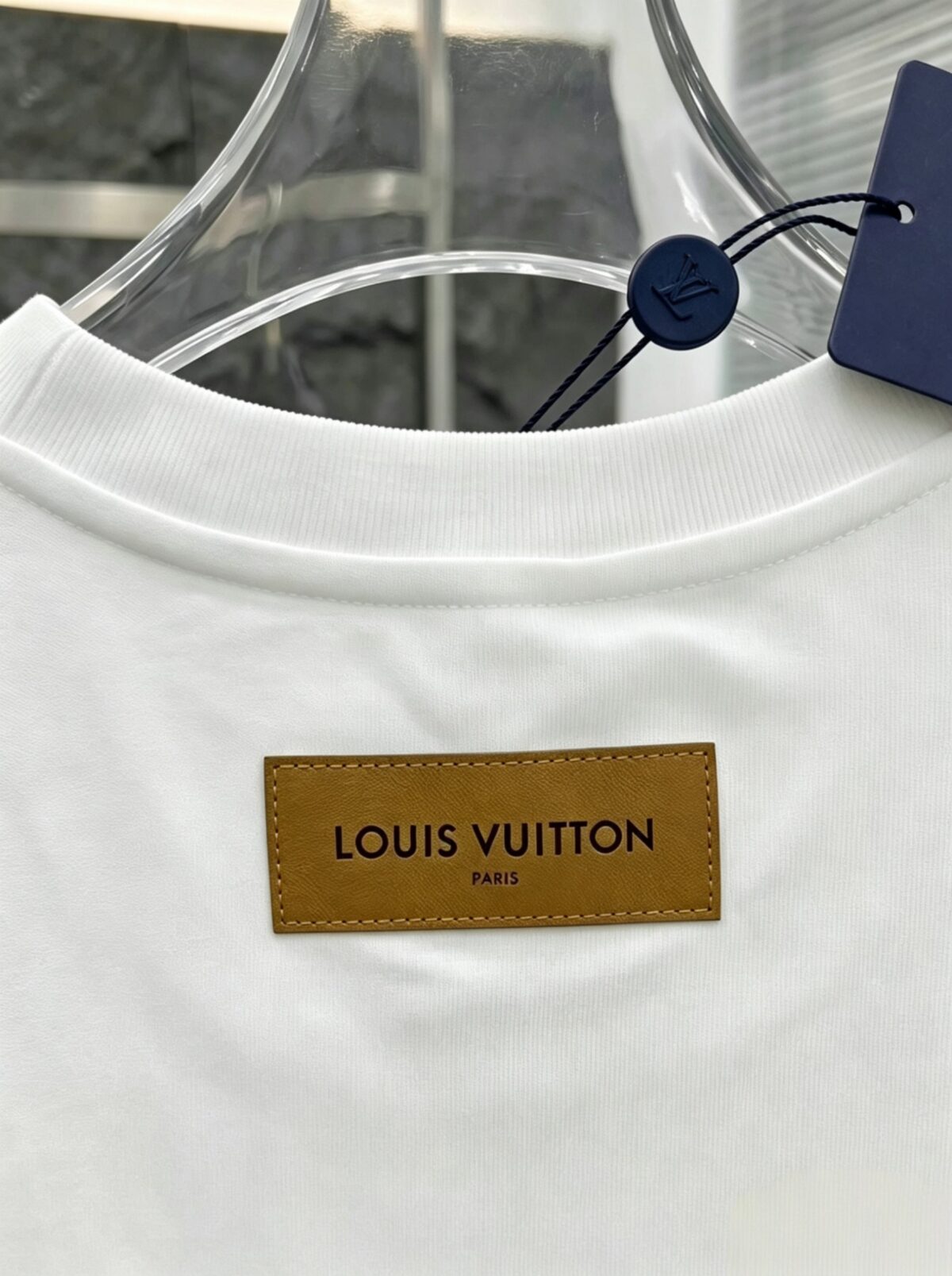 P80 路易Lv M-xxxl 2026春夏短袖，以厚板胶印印花主调，巧妙融入针织领口撞色元素，打破传统短袖的单调感，彰显个性与不羁。立体剪裁贴合身形，设计利落有型，轻松拉长腿部线条，打造随性洒脱的休闲风格。优质面料舒适保暖，兼具保温性与舒适感，适合日常出街或轻户外场景。细节后背三角提花点缀，增添时尚质感，无论是搭配T恤牛仔裤的休闲look，还是叠的混搭风，都能轻松驾驭，是秋冬过渡季不可或缺的时尚单品。 现货颜色 黑色 白色