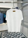 P80 路易Lv M-xxxl 2026春夏短袖，以厚板胶印印花主调，巧妙融入针织领口撞色元素，打破传统短袖的单调感，彰显个性与不羁。立体剪裁贴合身形，设计利落有型，轻松拉长腿部线条，打造随性洒脱的休闲风格。优质面料舒适保暖，兼具保温性与舒适感，适合日常出街或轻户外场景。细节后背三角提花点缀，增添时尚质感，无论是搭配T恤牛仔裤的休闲look，还是叠的混搭风，都能轻松驾驭，是秋冬过渡季不可或缺的时尚单品。 现货颜色 黑色 白色