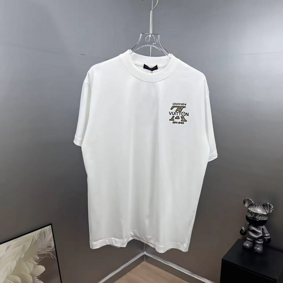 P80 1v～ Lv路易logo字母刺绣 《区别通货面料》7a抗菌短袖tee 上身十分舒适，男女同款半袖，落肩宽松版型 颜色: 黑色 白色 咖啡色 尺码：S（90-130斤） M（125-150斤） L（135-165斤） XL（160-190斤） XXL（185-220斤）