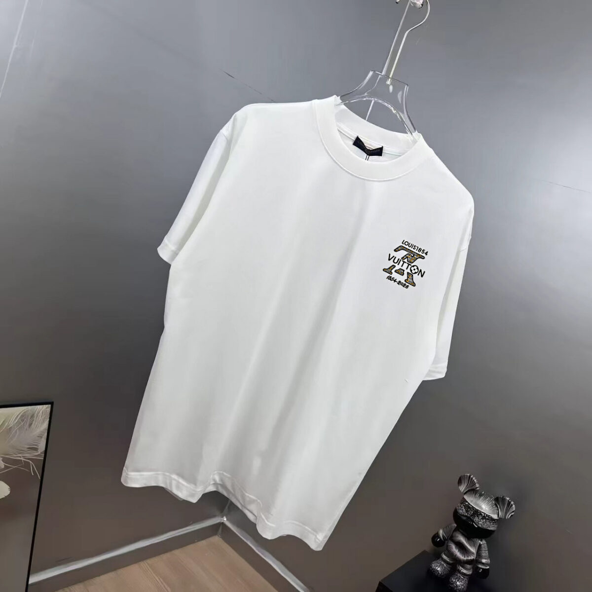 P80 1v～ Lv路易logo字母刺绣 《区别通货面料》7a抗菌短袖tee 上身十分舒适，男女同款半袖，落肩宽松版型 颜色: 黑色 白色 咖啡色 尺码：S（90-130斤） M（125-150斤） L（135-165斤） XL（160-190斤） XXL（185-220斤）