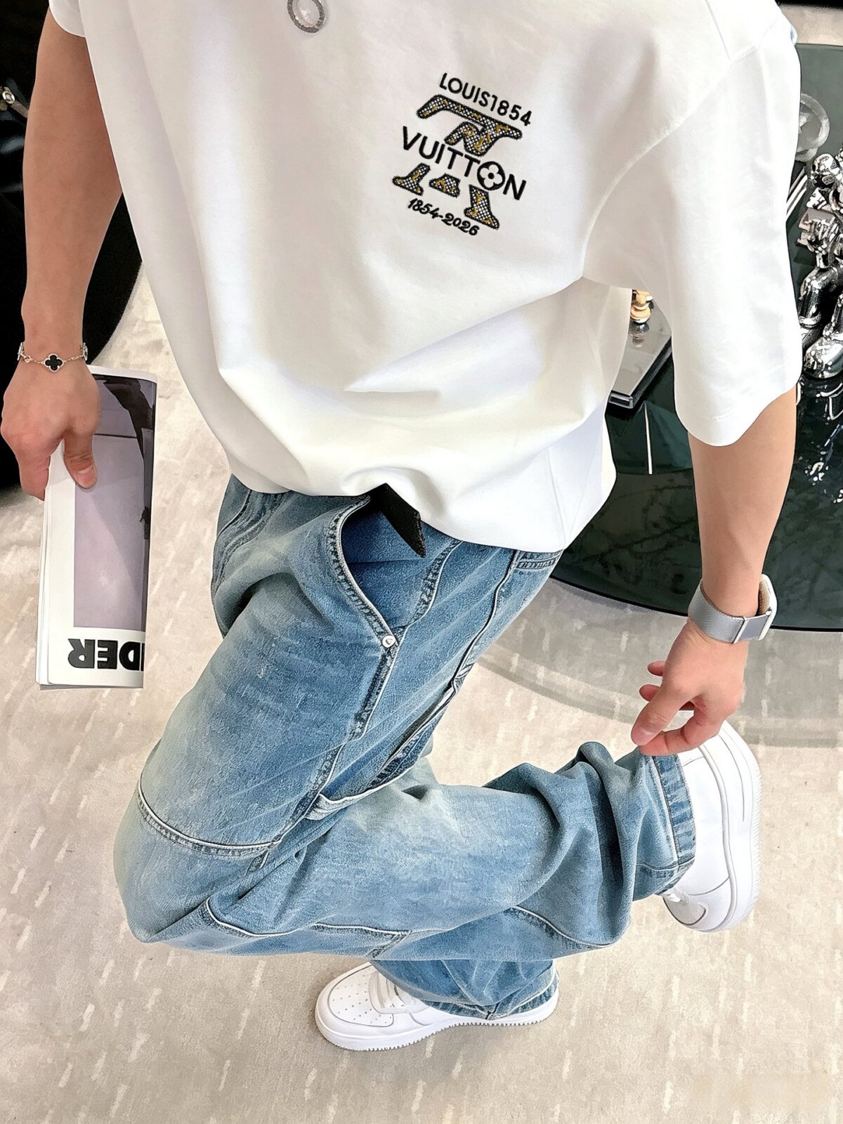 P80 1v～ Lv路易logo字母刺绣 《区别通货面料》7a抗菌短袖tee 上身十分舒适，男女同款半袖，落肩宽松版型 颜色: 黑色 白色 咖啡色 尺码：S（90-130斤） M（125-150斤） L（135-165斤） XL（160-190斤） XXL（185-220斤）