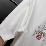 P80 1v～手绘植绒卡通 2025秋冬新款280g纯棉上衣 7A抗菌短袖tee 负离子上身十分舒适，男女同款半袖，落肩宽松版型 颜色: 黑色 白色 咖啡色 尺码：S（90-130斤） M（125-150斤） L（135-165斤） XL（160-190斤） XXL（185-220斤）