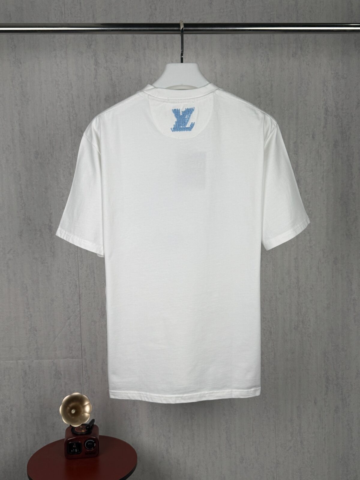 P80 实拍图 顶级版本 LV 路易威登驴家 #0377 新品同步 官网上架 新款毛线刺绣短袖T恤 面料采用32支双纱。螺纹搭配1*1索罗娜。采用刺绣5D浮雕工艺，该款工艺工序非常复杂，需先面上复合贴胶做刺绣工艺，后人工手撕开面上贴胶。再需酵母洗水洗成刺绣浮雕效果。本款棉质T恤选用柔软羊毛质感纱线，于前后分别刺绣Marque L.Vuitton Dpose标识和LV字母，呈现恰似针织肌理的视觉效果。 尺码：S-M-L-XL 颜色:黑色 白色