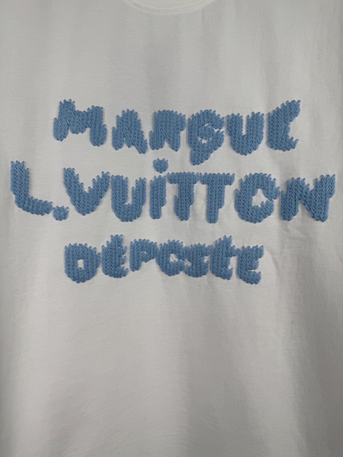 P80 实拍图 顶级版本 LV 路易威登驴家 #0377 新品同步 官网上架 新款毛线刺绣短袖T恤 面料采用32支双纱。螺纹搭配1*1索罗娜。采用刺绣5D浮雕工艺，该款工艺工序非常复杂，需先面上复合贴胶做刺绣工艺，后人工手撕开面上贴胶。再需酵母洗水洗成刺绣浮雕效果。本款棉质T恤选用柔软羊毛质感纱线，于前后分别刺绣Marque L.Vuitton Dpose标识和LV字母，呈现恰似针织肌理的视觉效果。 尺码：S-M-L-XL 颜色:黑色 白色