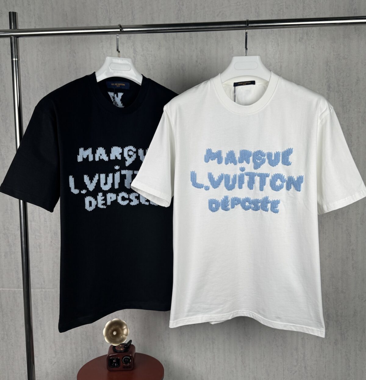 P80 实拍图 顶级版本 LV 路易威登驴家 #0377 新品同步 官网上架 新款毛线刺绣短袖T恤 面料采用32支双纱。螺纹搭配1*1索罗娜。采用刺绣5D浮雕工艺，该款工艺工序非常复杂，需先面上复合贴胶做刺绣工艺，后人工手撕开面上贴胶。再需酵母洗水洗成刺绣浮雕效果。本款棉质T恤选用柔软羊毛质感纱线，于前后分别刺绣Marque L.Vuitton Dpose标识和LV字母，呈现恰似针织肌理的视觉效果。 尺码：S-M-L-XL 颜色:黑色 白色