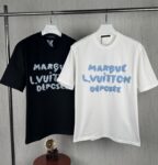 P80 实拍图 顶级版本 LV 路易威登驴家 #0377 新品同步 官网上架 新款毛线刺绣短袖T恤 面料采用32支双纱。螺纹搭配1*1索罗娜。采用刺绣5D浮雕工艺，该款工艺工序非常复杂，需先面上复合贴胶做刺绣工艺，后人工手撕开面上贴胶。再需酵母洗水洗成刺绣浮雕效果。本款棉质T恤选用柔软羊毛质感纱线，于前后分别刺绣Marque L.Vuitton Dpose标识和LV字母，呈现恰似针织肌理的视觉效果。 尺码：S-M-L-XL 颜色:黑色 白色