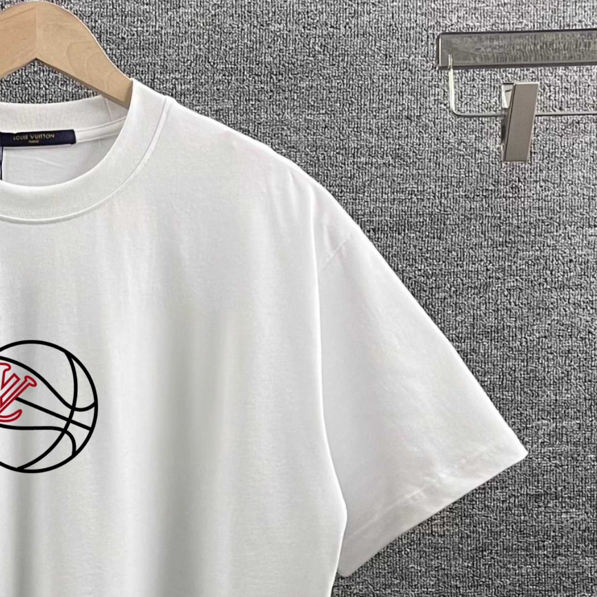 P80 1v *路易* 驴家 2026春夏新款 官网同步 蓝球主题印花标识 定制双纱平纹纯棉面料 短袖T恤 男女同款 颜色：黑色 白色 尺码： S （90-130斤） M （120-150斤） L （140-165斤） XL （160-180斤） XXL （180-210斤）