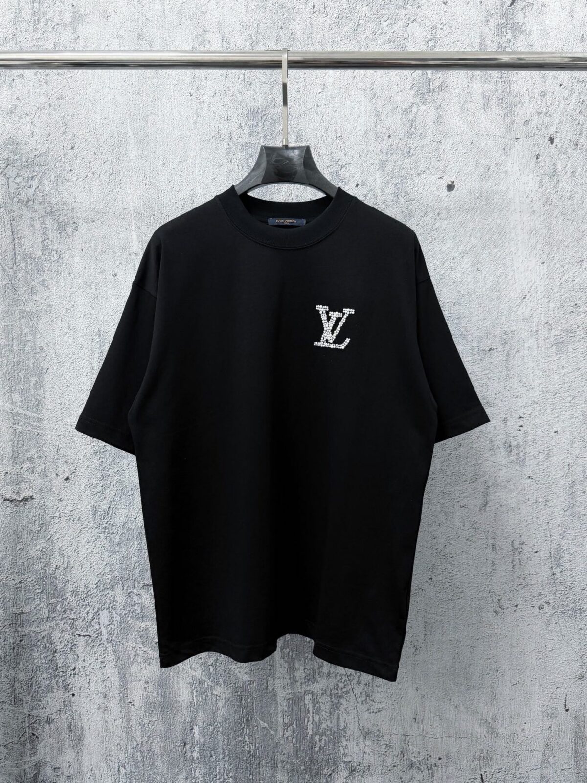 weigou_176749_0_00431d00f8 P80 【LOUIS VUITTON】意大利进口珍珠烫钻短袖男女同款! 面料280克双纱 不变形 不脱落 ! 工艺:原版一致走线! 最高版本!无数次的打版 正确版本 男女同款 超级显眼 超级好看 超级大气! 颜色:黑色 白色 尺码:XS-L