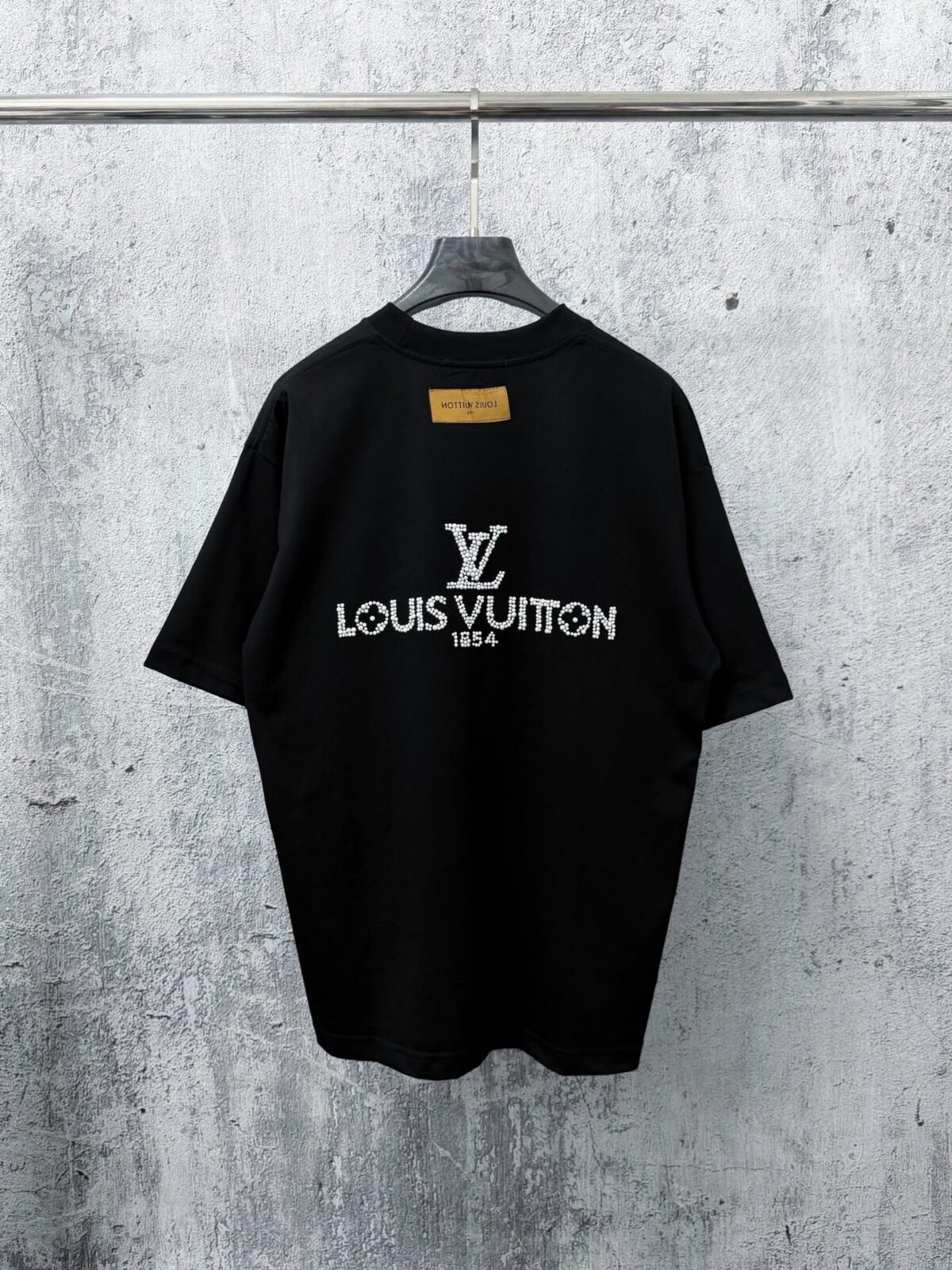 weigou_176749_1_c56a00883a P80 【LOUIS VUITTON】意大利进口珍珠烫钻短袖男女同款! 面料280克双纱 不变形 不脱落 ! 工艺:原版一致走线! 最高版本!无数次的打版 正确版本 男女同款 超级显眼 超级好看 超级大气! 颜色:黑色 白色 尺码:XS-L