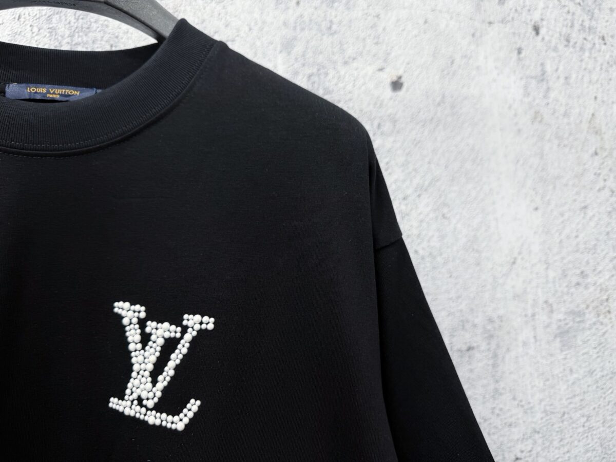 weigou_176749_2_8432e687f1 P80 【LOUIS VUITTON】意大利进口珍珠烫钻短袖男女同款! 面料280克双纱 不变形 不脱落 ! 工艺:原版一致走线! 最高版本!无数次的打版 正确版本 男女同款 超级显眼 超级好看 超级大气! 颜色:黑色 白色 尺码:XS-L