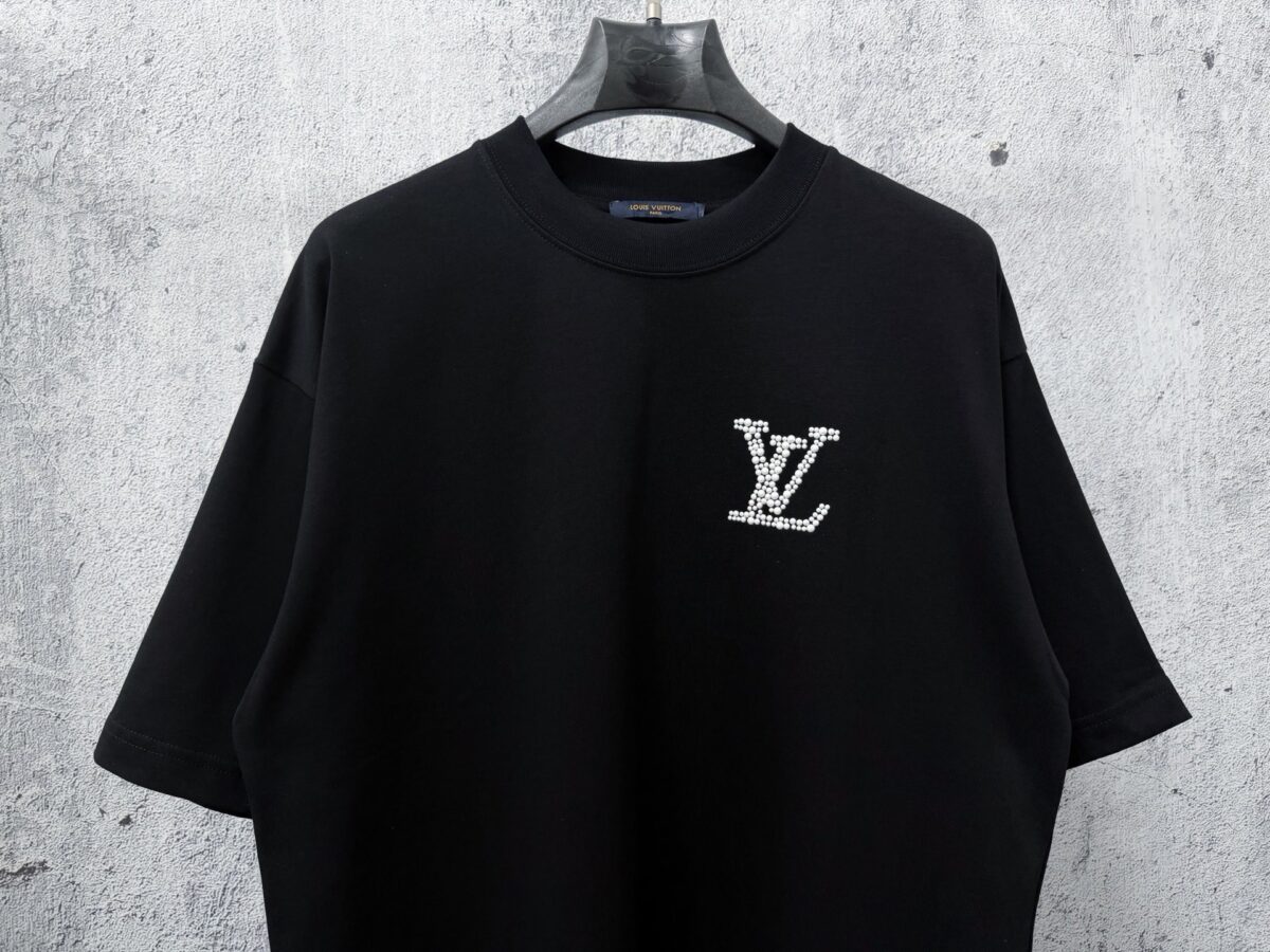 weigou_176749_4_aca8a6c717 P80 【LOUIS VUITTON】意大利进口珍珠烫钻短袖男女同款! 面料280克双纱 不变形 不脱落 ! 工艺:原版一致走线! 最高版本!无数次的打版 正确版本 男女同款 超级显眼 超级好看 超级大气! 颜色:黑色 白色 尺码:XS-L