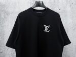 weigou_176749_4_aca8a6c717 P80 【LOUIS VUITTON】意大利进口珍珠烫钻短袖男女同款! 面料280克双纱 不变形 不脱落 ! 工艺:原版一致走线! 最高版本!无数次的打版 正确版本 男女同款 超级显眼 超级好看 超级大气! 颜色:黑色 白色 尺码:XS-L