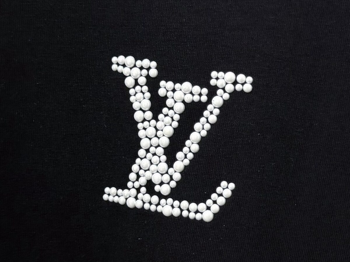 weigou_176749_5_63f096ef6f P80 【LOUIS VUITTON】意大利进口珍珠烫钻短袖男女同款! 面料280克双纱 不变形 不脱落 ! 工艺:原版一致走线! 最高版本!无数次的打版 正确版本 男女同款 超级显眼 超级好看 超级大气! 颜色:黑色 白色 尺码:XS-L