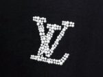 weigou_176749_5_63f096ef6f P80 【LOUIS VUITTON】意大利进口珍珠烫钻短袖男女同款! 面料280克双纱 不变形 不脱落 ! 工艺:原版一致走线! 最高版本!无数次的打版 正确版本 男女同款 超级显眼 超级好看 超级大气! 颜色:黑色 白色 尺码:XS-L