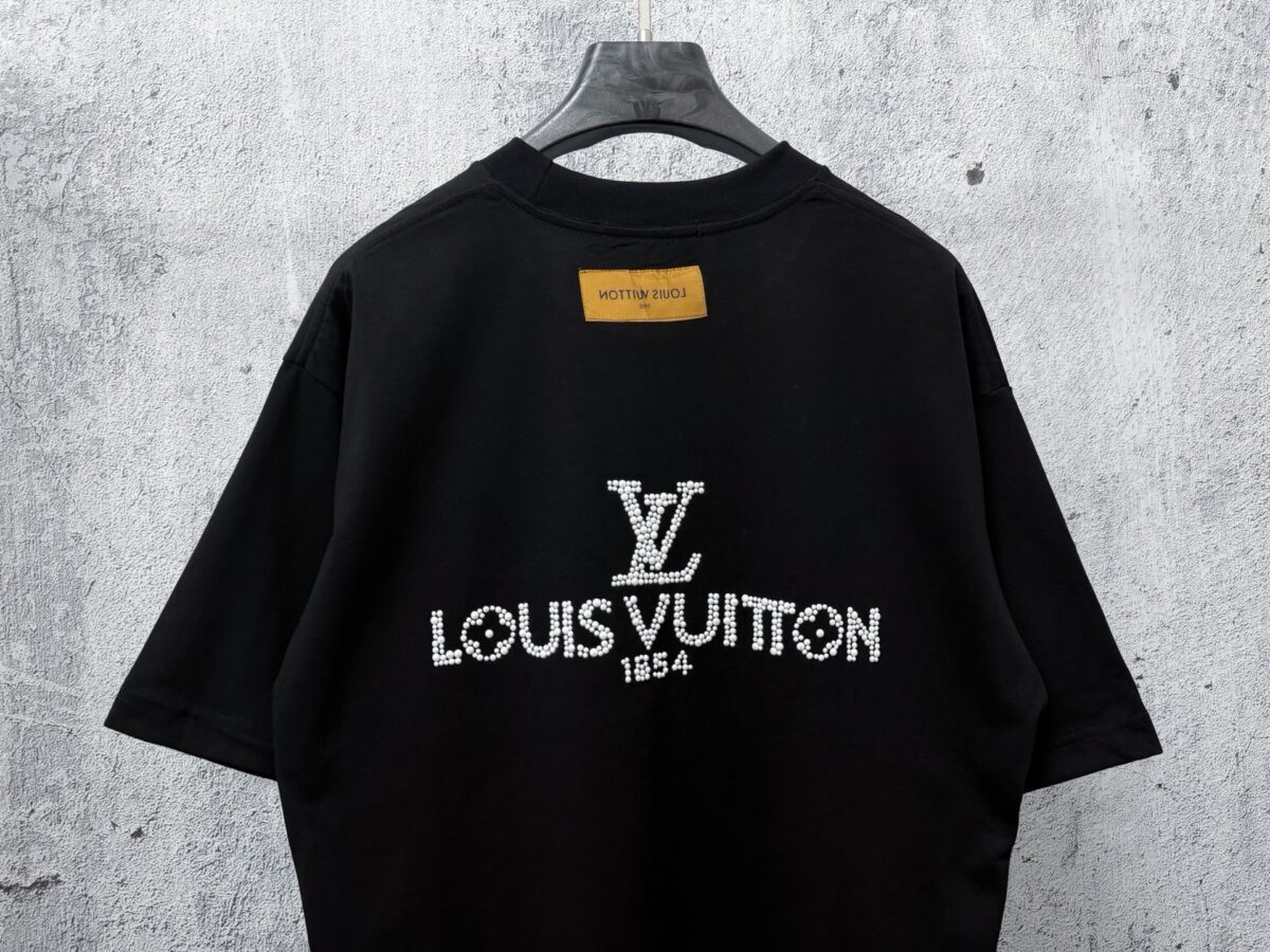 weigou_176749_7_679e2a46df P80 【LOUIS VUITTON】意大利进口珍珠烫钻短袖男女同款! 面料280克双纱 不变形 不脱落 ! 工艺:原版一致走线! 最高版本!无数次的打版 正确版本 男女同款 超级显眼 超级好看 超级大气! 颜色:黑色 白色 尺码:XS-L