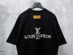 weigou_176749_7_679e2a46df P80 【LOUIS VUITTON】意大利进口珍珠烫钻短袖男女同款! 面料280克双纱 不变形 不脱落 ! 工艺:原版一致走线! 最高版本!无数次的打版 正确版本 男女同款 超级显眼 超级好看 超级大气! 颜色:黑色 白色 尺码:XS-L