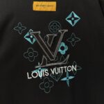 P80 款号TM1134 LV 路易威登字母标识大标贴布刺绣圆领短袖 面料：280 克32支双纱纯棉面料 工艺：重工精梳棉 螺纹同缸同色 整体不会有色差 当下热度爆款 男女情侣款 定制原版一致辅料 三标齐全 os宽松版型 最大可穿到200斤左右 颜色：黑色 白色 尺码：S M L XL