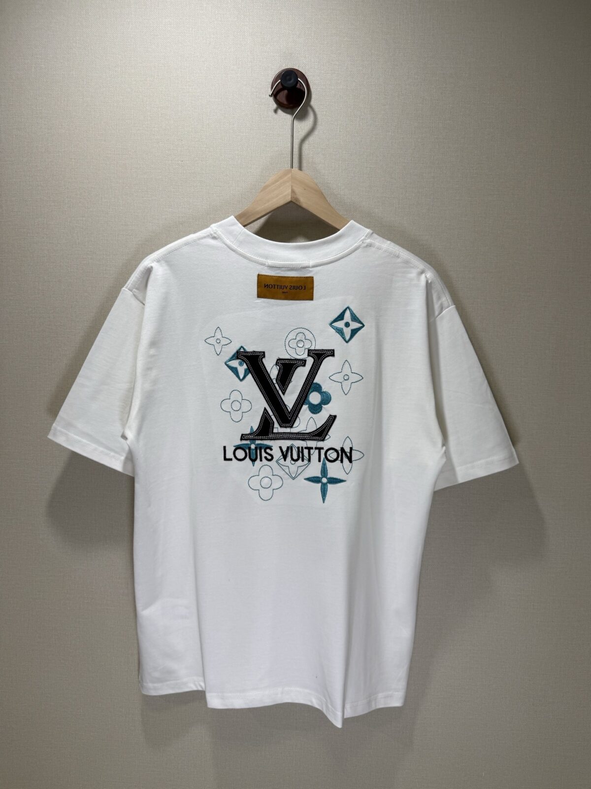 P80 款号TM1134 LV 路易威登字母标识大标贴布刺绣圆领短袖 面料：280 克32支双纱纯棉面料 工艺：重工精梳棉 螺纹同缸同色 整体不会有色差 当下热度爆款 男女情侣款 定制原版一致辅料 三标齐全 os宽松版型 最大可穿到200斤左右 颜色：黑色 白色 尺码：S M L XL