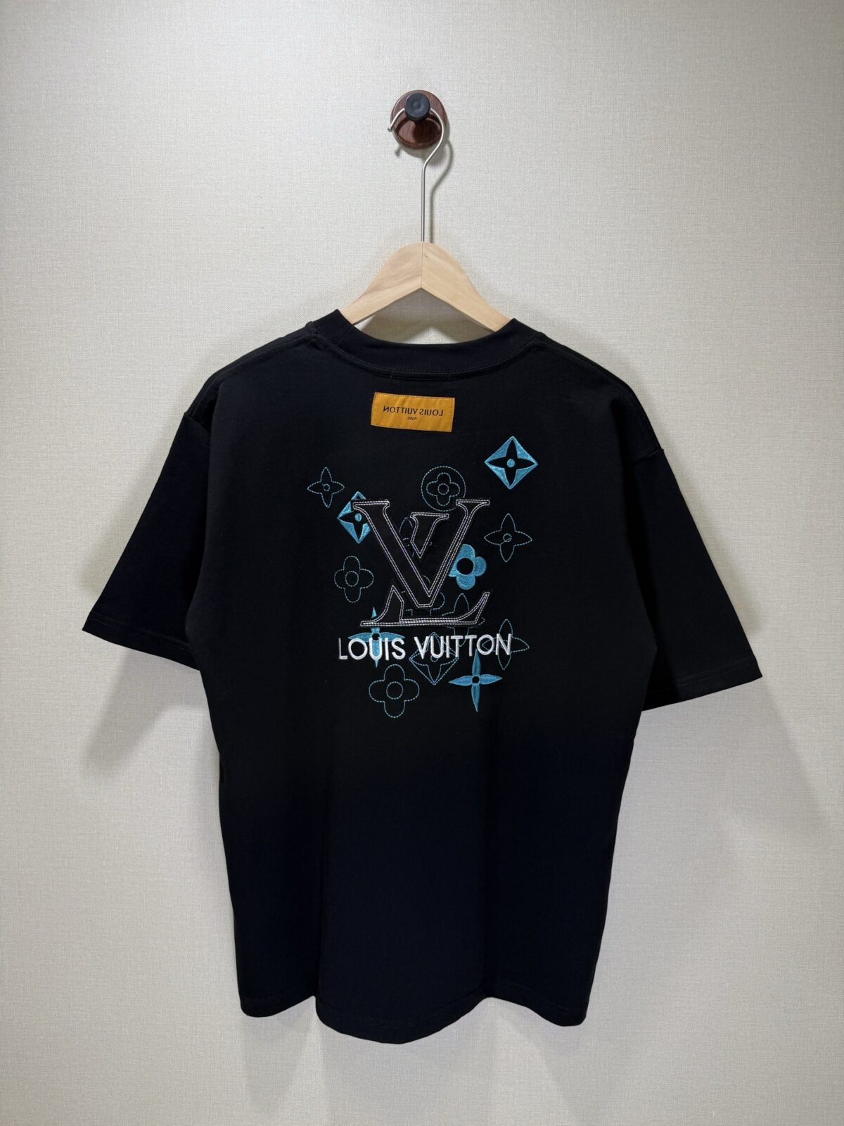 P80 款号TM1134 LV 路易威登字母标识大标贴布刺绣圆领短袖 面料：280 克32支双纱纯棉面料 工艺：重工精梳棉 螺纹同缸同色 整体不会有色差 当下热度爆款 男女情侣款 定制原版一致辅料 三标齐全 os宽松版型 最大可穿到200斤左右 颜色：黑色 白色 尺码：S M L XL