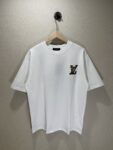 P80 款号TM1132 LV 路易威登字母标识 logo 皮标刺绣圆领短袖 面料：280 克32支双纱纯棉面料 工艺：重工精梳棉 螺纹同缸同色 整体不会有色差 当下热度爆款 男女情侣款 定制原版一致辅料 三标齐全 os宽松版型 最大可穿到200斤左右 颜色：黑色 白色 尺码：S M L XL