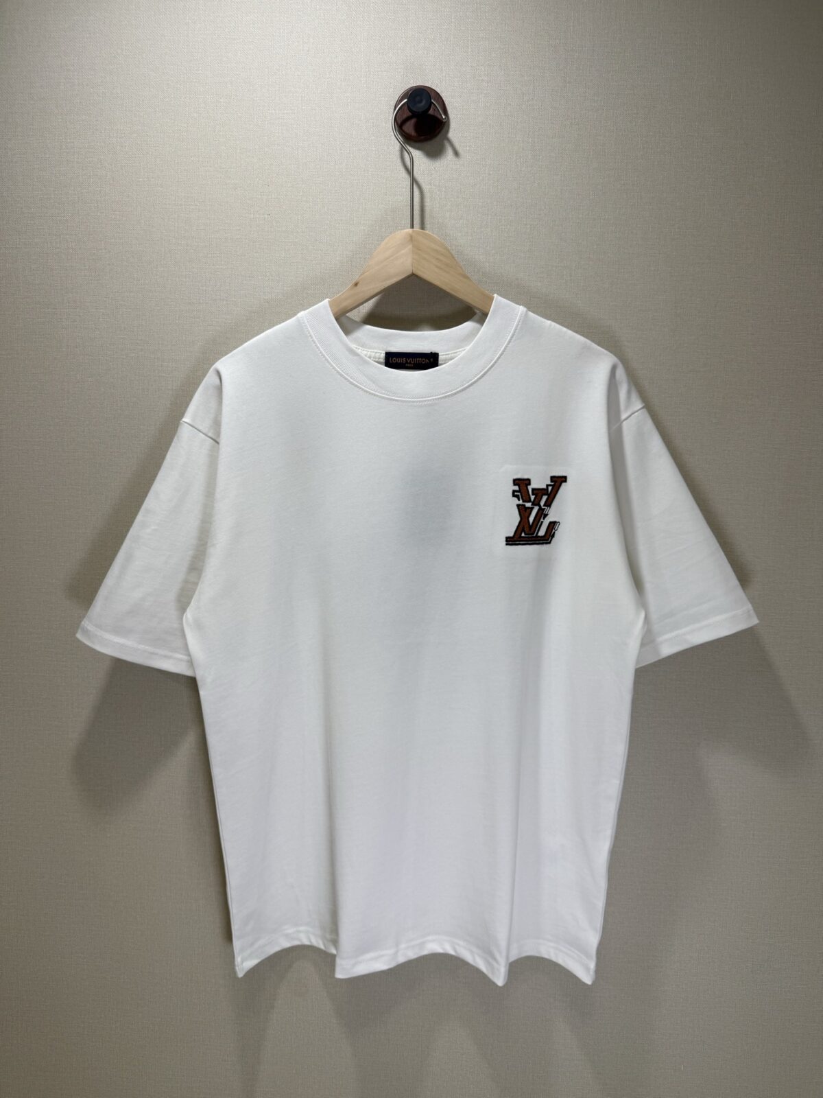 P80 款号TM1132 LV 路易威登字母标识 logo 皮标刺绣圆领短袖 面料：280 克32支双纱纯棉面料 工艺：重工精梳棉 螺纹同缸同色 整体不会有色差 当下热度爆款 男女情侣款 定制原版一致辅料 三标齐全 os宽松版型 最大可穿到200斤左右 颜色：黑色 白色 尺码：S M L XL