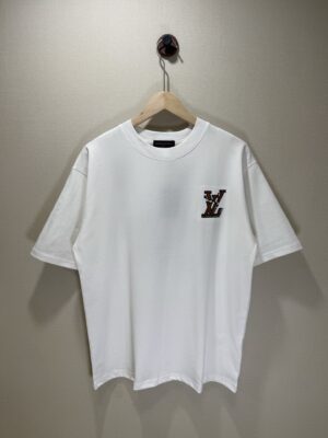 P80 款号TM1132 LV 路易威登字母标识 logo 皮标刺绣圆领短袖 面料：280 克32支双纱纯棉面料 工艺：重工精梳棉 螺纹同缸同色 整体不会有色差 当下热度爆款 男女情侣款 定制原版一致辅料 三标齐全 os宽松版型 最大可穿到200斤左右 颜色：黑色 白色 尺码：S M L XL