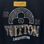 P80 款号TM1132 LV 路易威登字母标识 logo 皮标刺绣圆领短袖 面料：280 克32支双纱纯棉面料 工艺：重工精梳棉 螺纹同缸同色 整体不会有色差 当下热度爆款 男女情侣款 定制原版一致辅料 三标齐全 os宽松版型 最大可穿到200斤左右 颜色：黑色 白色 尺码：S M L XL