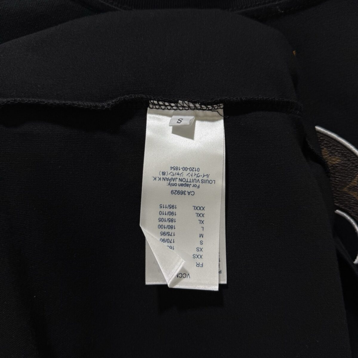 P80 款号TM1132 LV 路易威登字母标识 logo 皮标刺绣圆领短袖 面料：280 克32支双纱纯棉面料 工艺：重工精梳棉 螺纹同缸同色 整体不会有色差 当下热度爆款 男女情侣款 定制原版一致辅料 三标齐全 os宽松版型 最大可穿到200斤左右 颜色：黑色 白色 尺码：S M L XL