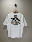 P80 款号TM1132 LV 路易威登字母标识 logo 皮标刺绣圆领短袖 面料：280 克32支双纱纯棉面料 工艺：重工精梳棉 螺纹同缸同色 整体不会有色差 当下热度爆款 男女情侣款 定制原版一致辅料 三标齐全 os宽松版型 最大可穿到200斤左右 颜色：黑色 白色 尺码：S M L XL