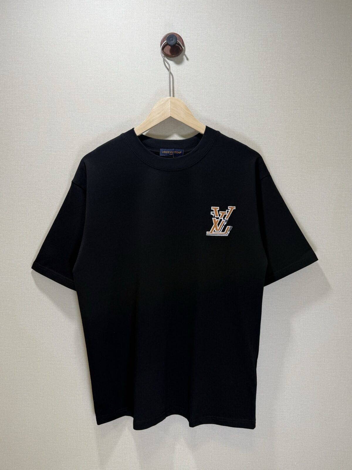 P80 款号TM1132 LV 路易威登字母标识 logo 皮标刺绣圆领短袖 面料：280 克32支双纱纯棉面料 工艺：重工精梳棉 螺纹同缸同色 整体不会有色差 当下热度爆款 男女情侣款 定制原版一致辅料 三标齐全 os宽松版型 最大可穿到200斤左右 颜色：黑色 白色 尺码：S M L XL
