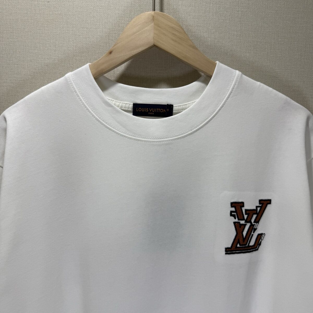 P80 款号TM1132 LV 路易威登字母标识 logo 皮标刺绣圆领短袖 面料：280 克32支双纱纯棉面料 工艺：重工精梳棉 螺纹同缸同色 整体不会有色差 当下热度爆款 男女情侣款 定制原版一致辅料 三标齐全 os宽松版型 最大可穿到200斤左右 颜色：黑色 白色 尺码：S M L XL