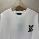 P80 款号TM1132 LV 路易威登字母标识 logo 皮标刺绣圆领短袖 面料：280 克32支双纱纯棉面料 工艺：重工精梳棉 螺纹同缸同色 整体不会有色差 当下热度爆款 男女情侣款 定制原版一致辅料 三标齐全 os宽松版型 最大可穿到200斤左右 颜色：黑色 白色 尺码：S M L XL