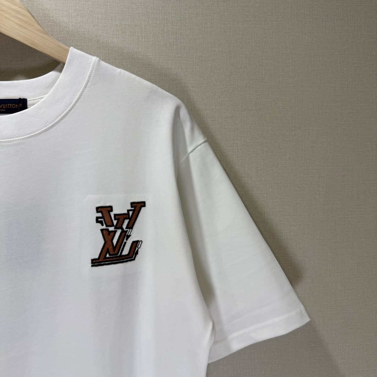 P80 款号TM1132 LV 路易威登字母标识 logo 皮标刺绣圆领短袖 面料：280 克32支双纱纯棉面料 工艺：重工精梳棉 螺纹同缸同色 整体不会有色差 当下热度爆款 男女情侣款 定制原版一致辅料 三标齐全 os宽松版型 最大可穿到200斤左右 颜色：黑色 白色 尺码：S M L XL