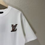 P80 款号TM1132 LV 路易威登字母标识 logo 皮标刺绣圆领短袖 面料：280 克32支双纱纯棉面料 工艺：重工精梳棉 螺纹同缸同色 整体不会有色差 当下热度爆款 男女情侣款 定制原版一致辅料 三标齐全 os宽松版型 最大可穿到200斤左右 颜色：黑色 白色 尺码：S M L XL
