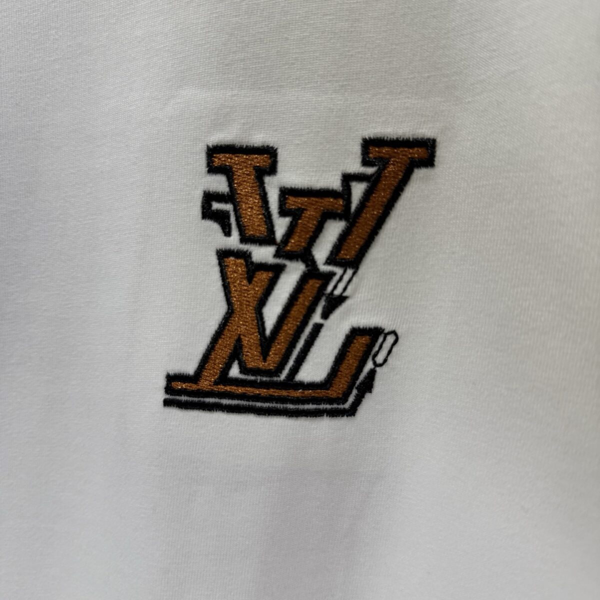 P80 款号TM1132 LV 路易威登字母标识 logo 皮标刺绣圆领短袖 面料：280 克32支双纱纯棉面料 工艺：重工精梳棉 螺纹同缸同色 整体不会有色差 当下热度爆款 男女情侣款 定制原版一致辅料 三标齐全 os宽松版型 最大可穿到200斤左右 颜色：黑色 白色 尺码：S M L XL