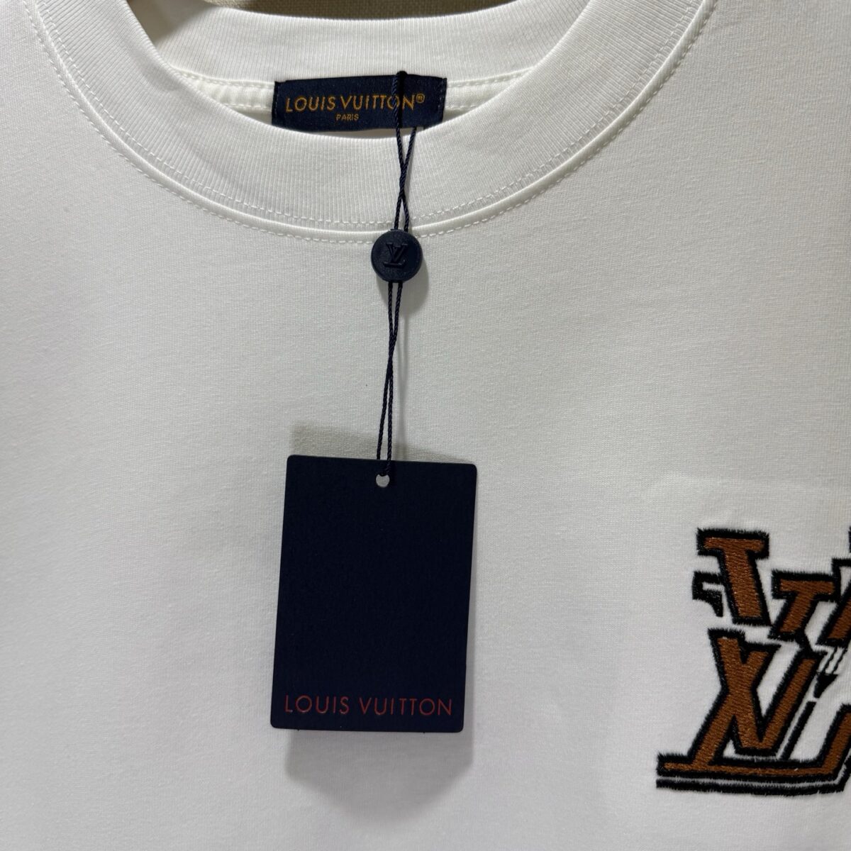 P80 款号TM1132 LV 路易威登字母标识 logo 皮标刺绣圆领短袖 面料：280 克32支双纱纯棉面料 工艺：重工精梳棉 螺纹同缸同色 整体不会有色差 当下热度爆款 男女情侣款 定制原版一致辅料 三标齐全 os宽松版型 最大可穿到200斤左右 颜色：黑色 白色 尺码：S M L XL