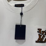 P80 款号TM1132 LV 路易威登字母标识 logo 皮标刺绣圆领短袖 面料：280 克32支双纱纯棉面料 工艺：重工精梳棉 螺纹同缸同色 整体不会有色差 当下热度爆款 男女情侣款 定制原版一致辅料 三标齐全 os宽松版型 最大可穿到200斤左右 颜色：黑色 白色 尺码：S M L XL
