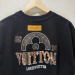 P80 款号TM1132 LV 路易威登字母标识 logo 皮标刺绣圆领短袖 面料：280 克32支双纱纯棉面料 工艺：重工精梳棉 螺纹同缸同色 整体不会有色差 当下热度爆款 男女情侣款 定制原版一致辅料 三标齐全 os宽松版型 最大可穿到200斤左右 颜色：黑色 白色 尺码：S M L XL