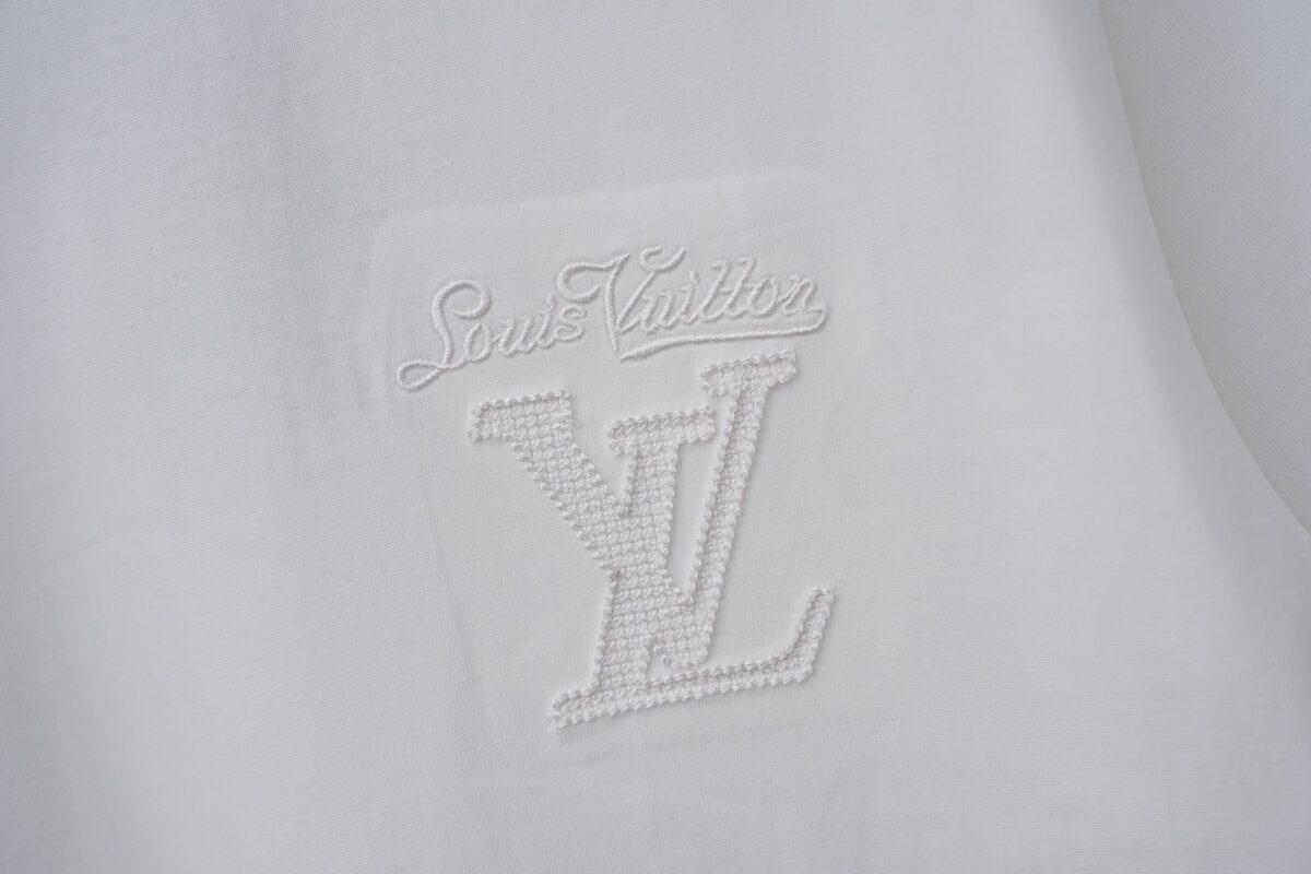 P80 Louis Vuitton*LV2026最新款短袖T恤 材质:采用320g高支高密双纱精梳棉 工艺：宽松版型前后幅重工刺绣🪡 内里贴布刺绣🪡 尺寸:S M L XL XXL 颜色:白色 款号:M-0012
