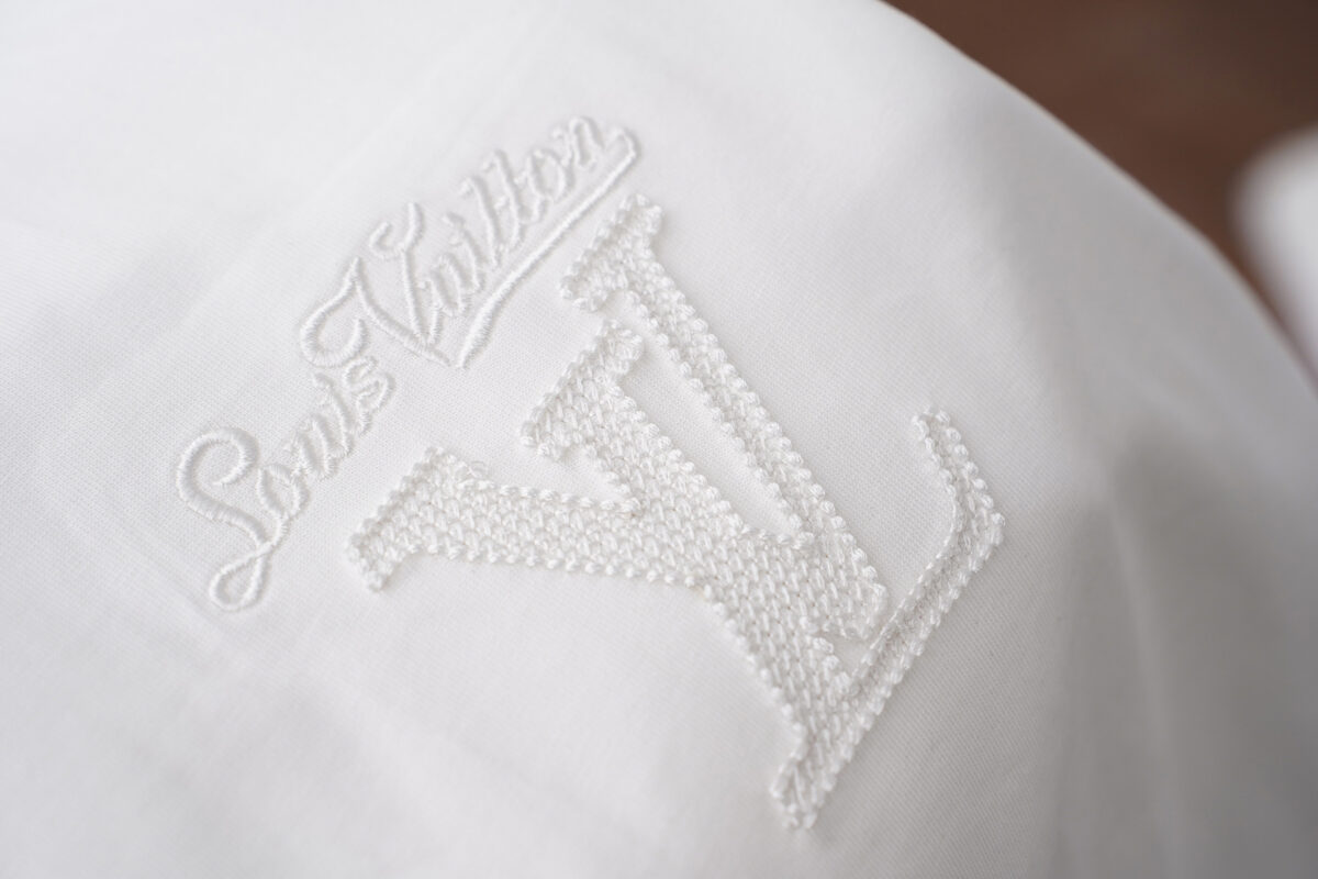 P80 Louis Vuitton*LV2026最新款短袖T恤 材质:采用320g高支高密双纱精梳棉 工艺：宽松版型前后幅重工刺绣🪡 内里贴布刺绣🪡 尺寸:S M L XL XXL 颜色:白色 款号:M-0012