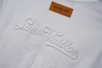 P80 Louis Vuitton*LV2026最新款短袖T恤 材质:采用320g高支高密双纱精梳棉 工艺：宽松版型前后幅重工刺绣🪡 内里贴布刺绣🪡 尺寸:S M L XL XXL 颜色:白色 款号:M-0012