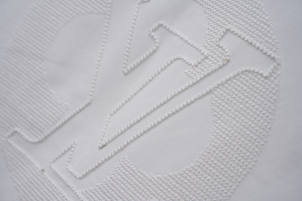 P80 Louis Vuitton*LV2026最新款短袖T恤 材质:采用320g高支高密双纱精梳棉 工艺：宽松版型前后幅重工刺绣🪡 内里贴布刺绣🪡 尺寸:S M L XL XXL 颜色:白色 款号:M-0012