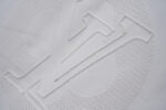 P80 Louis Vuitton*LV2026最新款短袖T恤 材质:采用320g高支高密双纱精梳棉 工艺：宽松版型前后幅重工刺绣🪡 内里贴布刺绣🪡 尺寸:S M L XL XXL 颜色:白色 款号:M-0012