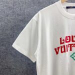 P80 1v *路易* 2026春夏新款 经典字母logo双色厚板硅胶工艺 双纱定制平纹纯棉面料 短袖T恤 男女同款 颜色：黑色 白色 尺码： S （90-130斤） M （120-150斤） L （140-165斤） XL （160-180斤） XXL （180-210斤）