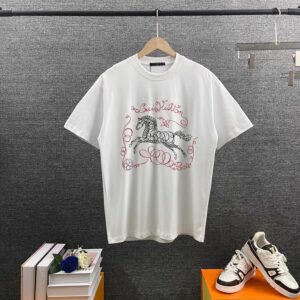 P80 1v *路易* 驴家 2026春夏新款 官网柜子版 马年限制骏马印花圆领t恤 定制双纱平纹纯棉面料 短袖T恤 男女同款 颜色：黑色 白色 尺码： S （90-130斤） M （120-150斤） L （140-165斤） XL （160-180斤） XXL （180-210斤）