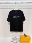 weigou_176845_0_89b60ef9f3 P80 Louis Vuitton/路易威登 高品质320克圆领短袖T恤 品牌经典 1V 驴家 狼头🐺贴布刺绣字母LOGO 2026ss早春官方同步 高版本 高品质 时尚个性 百搭潮流 纯原品质 原版面料 吊牌 领标 水洗麦 三标齐全 颜色: 黑色.白色. 尺码:S M L XL