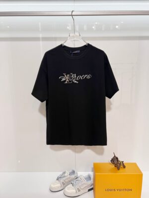 P80 Louis Vuitton/路易威登 高品质320克圆领短袖T恤 品牌经典 1V 驴家 狼头🐺贴布刺绣字母LOGO 2026ss早春官方同步 高版本 高品质 时尚个性 百搭潮流 纯原品质 原版面料 吊牌 领标 水洗麦 三标齐全 颜色: 黑色.白色. 尺码：S M L XL