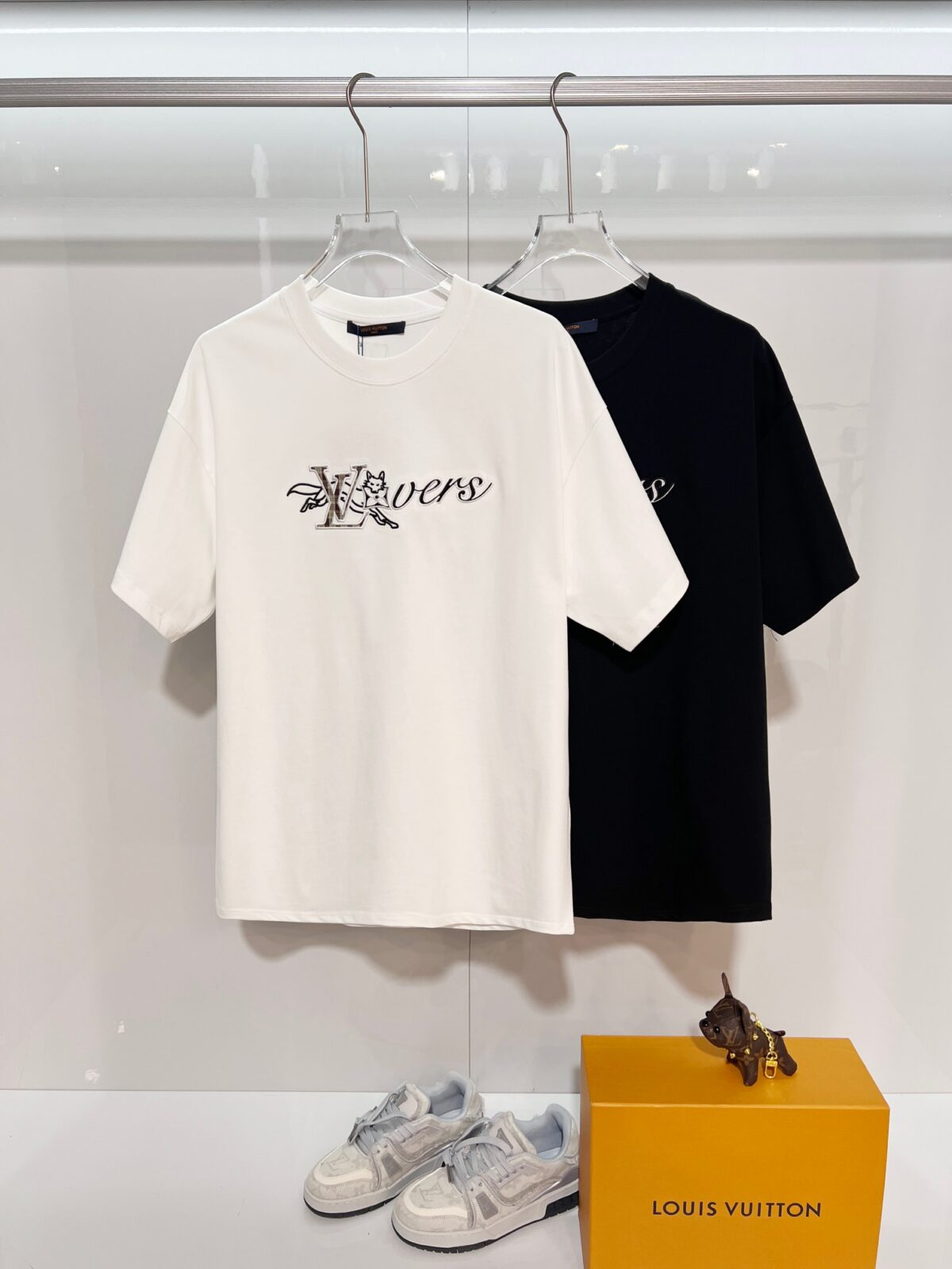 weigou_176845_10_92f86645d7 P80 Louis Vuitton/路易威登 高品质320克圆领短袖T恤 品牌经典 1V 驴家 狼头🐺贴布刺绣字母LOGO 2026ss早春官方同步 高版本 高品质 时尚个性 百搭潮流 纯原品质 原版面料 吊牌 领标 水洗麦 三标齐全 颜色: 黑色.白色. 尺码:S M L XL