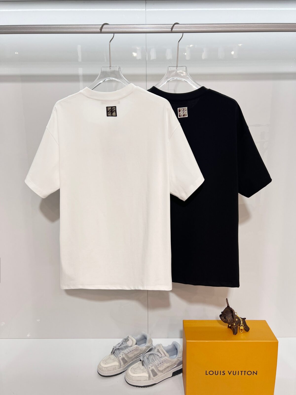 weigou_176845_11_be2163d147 P80 Louis Vuitton/路易威登 高品质320克圆领短袖T恤 品牌经典 1V 驴家 狼头🐺贴布刺绣字母LOGO 2026ss早春官方同步 高版本 高品质 时尚个性 百搭潮流 纯原品质 原版面料 吊牌 领标 水洗麦 三标齐全 颜色: 黑色.白色. 尺码:S M L XL
