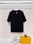weigou_176845_1_6d76a5705d P80 Louis Vuitton/路易威登 高品质320克圆领短袖T恤 品牌经典 1V 驴家 狼头🐺贴布刺绣字母LOGO 2026ss早春官方同步 高版本 高品质 时尚个性 百搭潮流 纯原品质 原版面料 吊牌 领标 水洗麦 三标齐全 颜色: 黑色.白色. 尺码:S M L XL